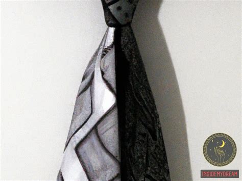 The Significance of Neckties in Interpreting Social Status from Dreams