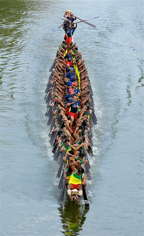 The Spectacle of Serpent Boat Performance