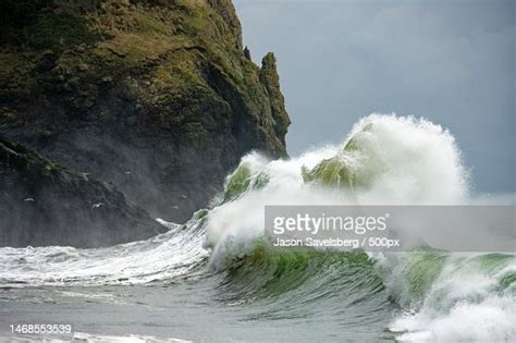 The Unforgettable Encounter with Waves Colliding Against a Dwelling