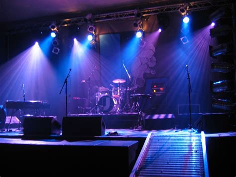 Tips for a Flawless Live Performance: Rocking the Stage with Reflective Surfaces