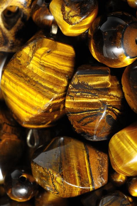 Understanding the Distinctive Appearance of the Tiger's Eye Gemstone