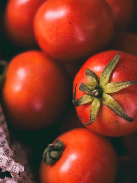 Understanding the Symbolism of Ripe Tomatoes on a Dream Tomato Plant