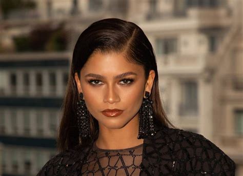 Unveiling Zendaya's Age, Height, and Figure