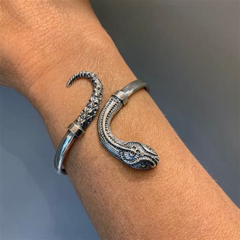 Unveiling the Healing Properties of Serpent Jewelry: Truth or Myth?