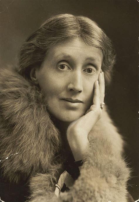 Virginia Woolf's Experimental Writing Style and Its Significance in Modernist Literature