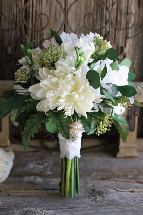 White Bouquet Inspirations: Stunning Examples to Spark Your Creativity