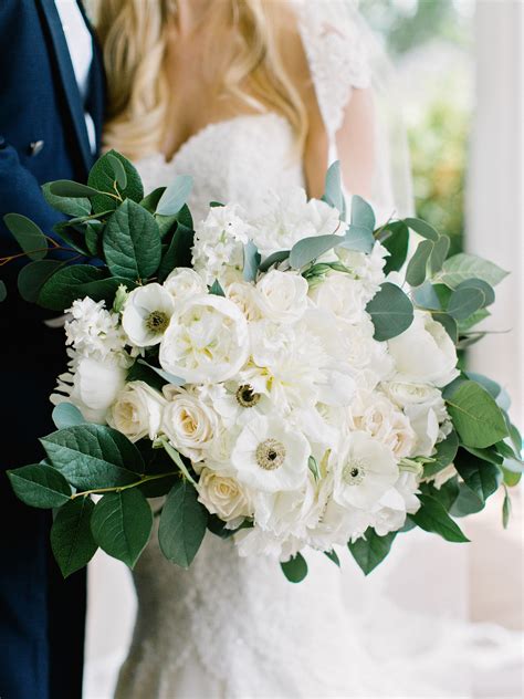 White Bouquets with a Modern Twist: Incorporating Unique Elements